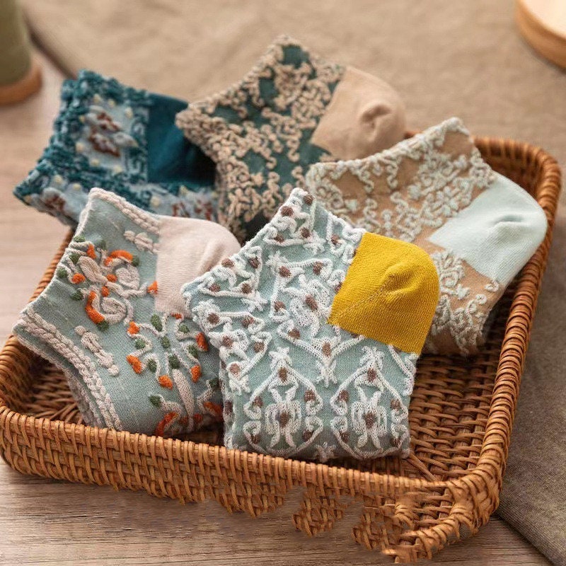 Retro floral crew socks in mixed colours, 5-pair pack in a woven basket